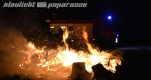 Schönbrunn: Holzhaufen in Brand gesteckt