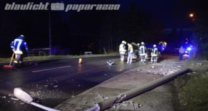 Kamenz: Auto prallt gegen Laterne und landet auf Dach