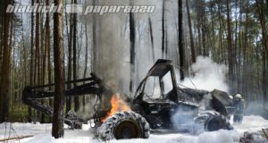 Neschwitz: Mitten im Wald – Forstmaschine abgebrannt