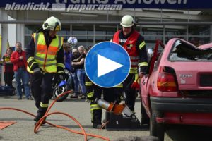 Feuerwehr befreit Person aus Unfallauto