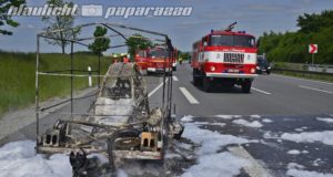 Burkau: Anhänger mit Crosskart brennt ab