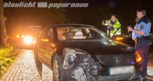 Königsbrück: VW kracht gegen Betonmast