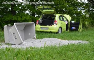 Goldbach: Geradeaus gefahren – PKW fährt gegen Streugut