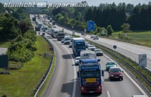 Schwerer Unfall auf der A4 – Autofahrer umfahren einfach die Absperrung