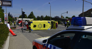 Kamenz: Rettungswagen auf Einsatzfahrt verunglückt
