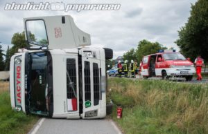 Panschwitz-Kuckau: LKW umgekippt und auf Radweg gestürzt