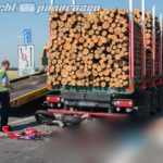 Motorrad kracht gegen Holzlaster