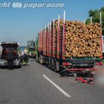 Motorrad kracht gegen Holzlaster