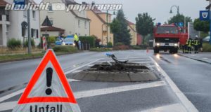 Radeberg: Opel fährt über Verkehrsinsel