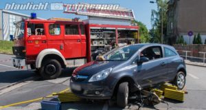 Radeberg: Radfahrerin unter Auto eingeklemmt