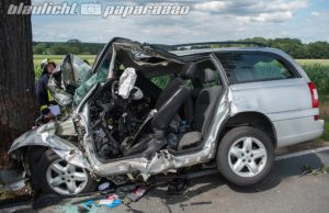 Brauna: 60-jähriger stirbt bei Baum-Crash