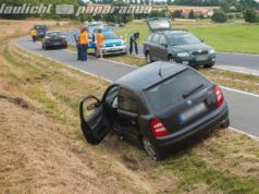 Seifersdorf: Skoda landet nach Unfall im Straßengraben