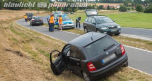 Seifersdorf: Skoda landet nach Unfall im Straßengraben