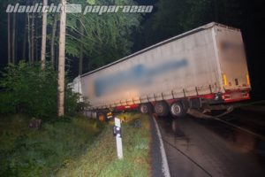 LKW kommt von der Straße ab
