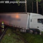LKW kommt von der Straße ab