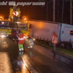 LKW kommt von der Straße ab