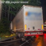 LKW kommt von der Straße ab