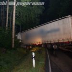 LKW kommt von der Straße ab