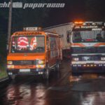 LKW kommt von der Straße ab