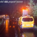 LKW kommt von der Straße ab