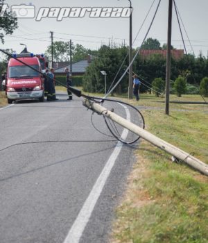 LKW fährt Telefonmasten um