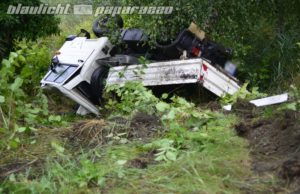 Cunewalde: Multicar kommt von Straße ab und überschlägt sich