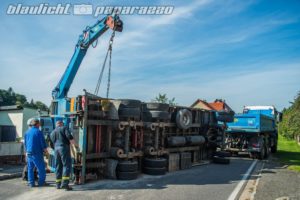 LKW-Anhänger in Grüngräbchen umgekippt