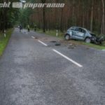 Auto kracht in Baumgruppe