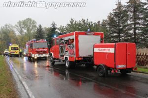 Auto landet nach Crash in Garten