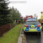 Auto landet nach Crash in Garten