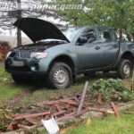 Auto landet nach Crash in Garten
