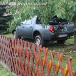 Auto landet nach Crash in Garten