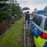 Auto landet nach Crash in Garten