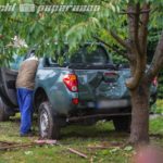 Auto landet nach Crash in Garten