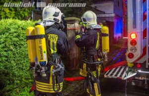 Wohnzimmer in Flammen – Familie rettet sich ins Freie