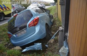 Auf Umleitungsstrecke – Opel schleudert in den Straßengraben