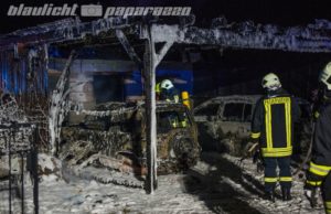 Autos unter hölzernem Carport völlig ausgebrannt