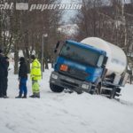 Gas-Laster rutscht von Straße und droht umzukippen