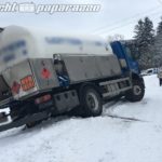 Gas-Laster rutscht von Straße und droht umzukippen