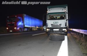 LKW verliert während der Fahrt ein Rad – mehrere Fahrzeuge beschädigt