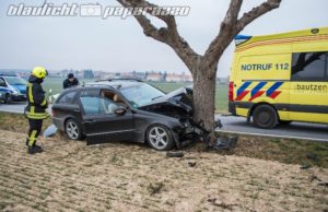 Schwerer Unfall bei Großröhrsdorf – Mercedes kracht gegen Baum