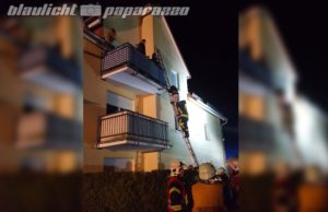 Feuerwehr rettet 24 Personen aus Mehrfamilienhaus