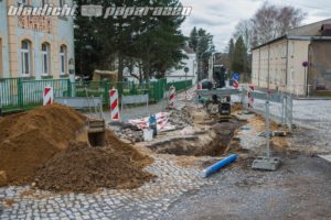 Frau stürzt in Baugrube