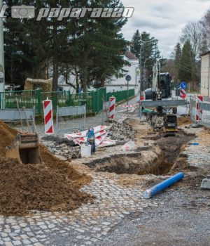 Frau stürzt in Baugrube
