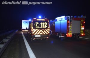 Auto kommt auf der A4 bei Ohorn von der Fahrbahn ab