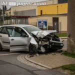 Pkw kracht gegen Betonmast in Grossroehrsdorf
