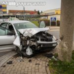 Pkw kracht gegen Betonmast in Grossroehrsdorf