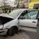 Pkw kracht gegen Betonmast in Grossroehrsdorf