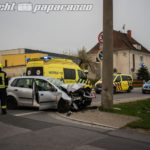 Pkw kracht gegen Betonmast in Grossroehrsdorf