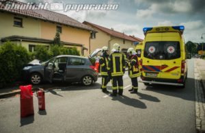 Auto kracht auf parkenden Golf – zwei Verletzte